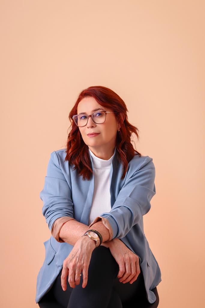 Lena Moraes sentada — postura serena e profissional